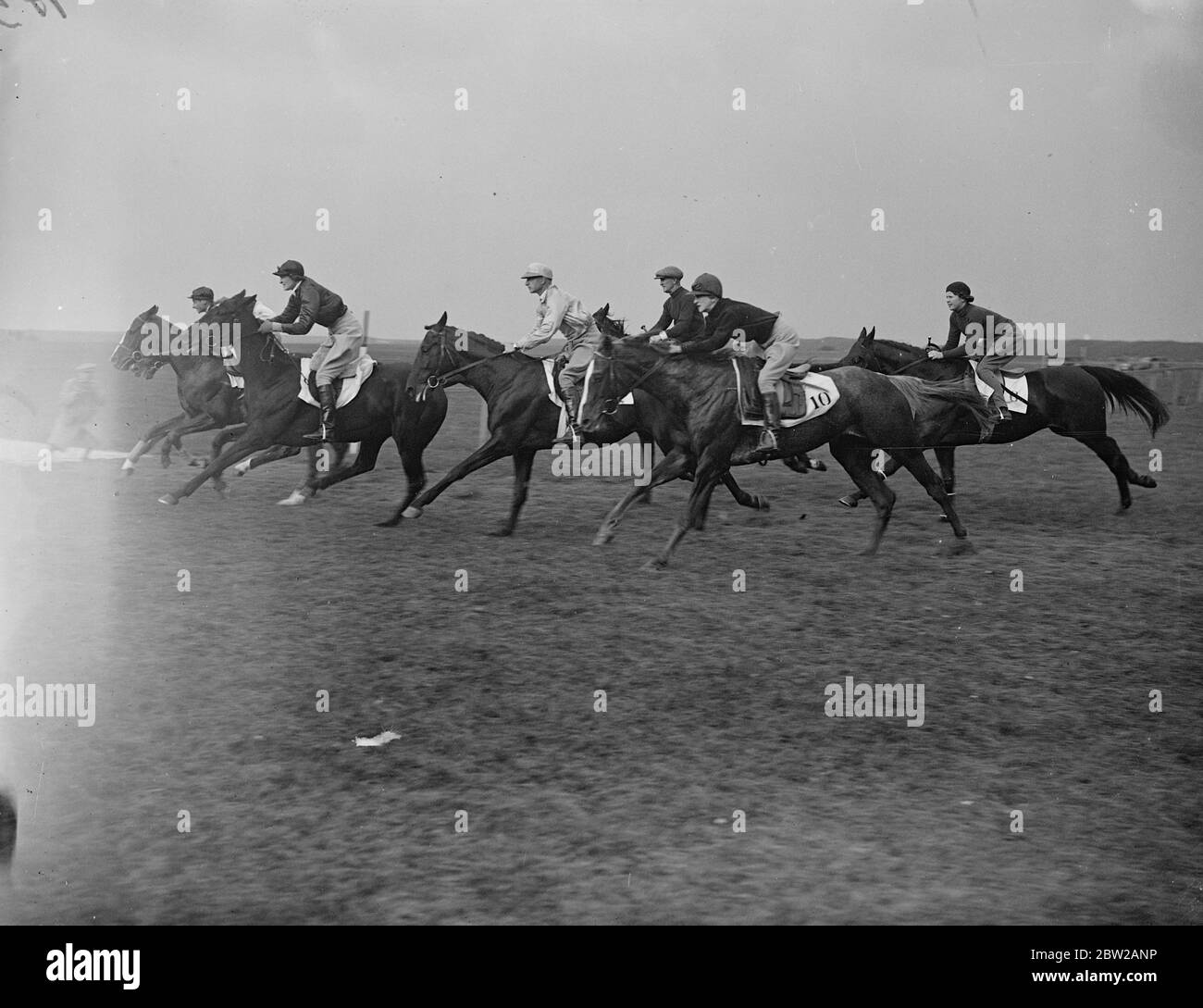 Trainerinnen-Tochter gewinnt historisches Rennen in Newmarket. Reiten Mr P Thrales 'Jimmy's Pet' Miss A Thrale, Tochter des Trainers, einer der historischen Newmarket Town Plate. Die einzige Veranstaltung, an der Frauen Fahrer teilnehmen, und Newmarket. Foto zeigt, das Feld am Anfang des Frauenrennens. 14. Oktober 1937 Stockfoto