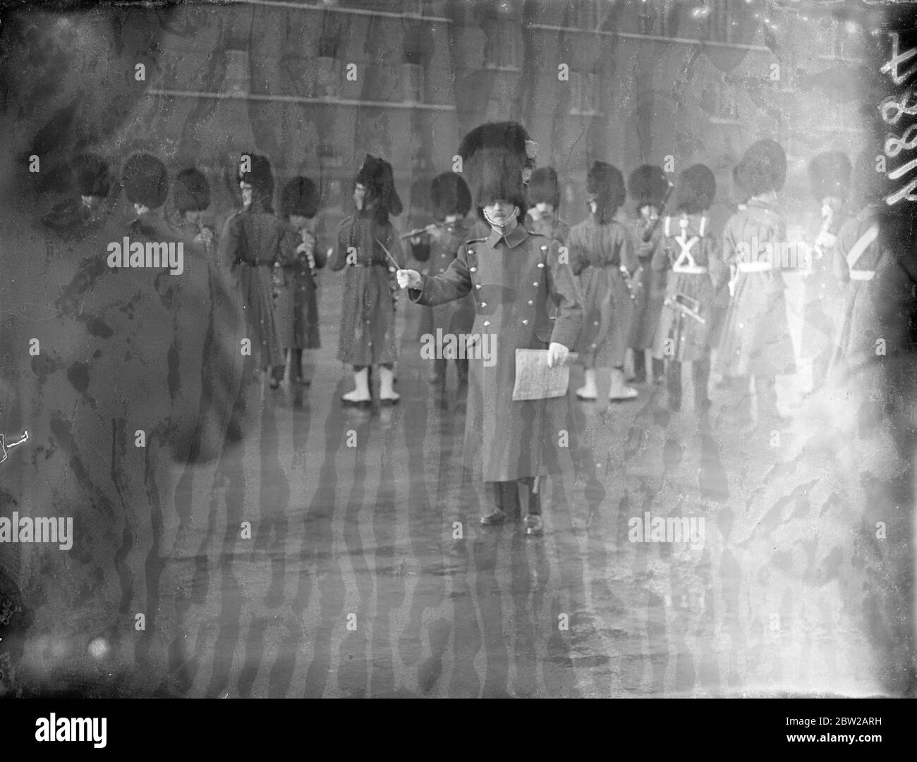 Der Musikdirektor der Wachen übt endlich vor dem Ruhestand nach 50 Jahren. Nach mehr als 50 Jahren Dienstzeit in der Armee, in der er von Band Junge zum Senior Director of Music der Brigade of Guards und Waliser Guards Director of Music stieg, machte Maj Andrew Harris seinen letzten Auftritt bei den Walisischen Garden vor seiner Pensionierung heute (Sonntag). Er leitete die Band, die in der Chelsea-Kaserne praktiziert wurde, und nahm anschließend an der Wachablösung in St. James Teil. Maj Harris trat der 43. Leichten Infanterie 1887 bei und wurde von Königin Victoria bemerkt. Als sein Regiment die Ehrenwache in Th Stockfoto