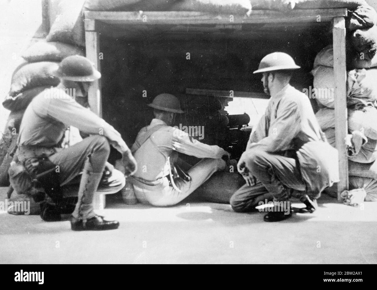 Maschinengewehrschützen halten Wache auf Schanghais internationaler Siedlung. Die Preise mit Japan drohen. Diese Bilder sind gerade aus Shanghai erhalten worden, wo eine ernste Situation durch die Aktion des japanischen Kommandanten, seine Kontrolle über die Zoll gebracht worden ist. Großbritannien, Amerika und Frankreich ergreifen konzertierte Maßnahmen zum Schutz der Interessen und haben Japan "gewarnt". Foto zeigt, amerikanische Marineinfanteristen auf der Hut, als sie einen Maschinengewehr-Pfosten in der internationalen Siedlung, Shanghai bemannen. 28. November 1937 Stockfoto