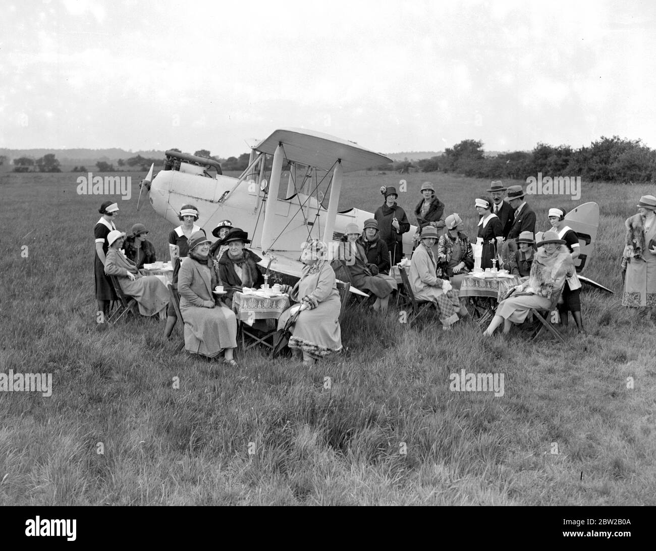 Aerial Tea Partys sind die neueste Gesellschaft Neuheit. Frau Sophie Elliott-Lynn Antenne zu Hause am Stag Lane Aerodrome, Edgware. Juni 1926 Stockfoto