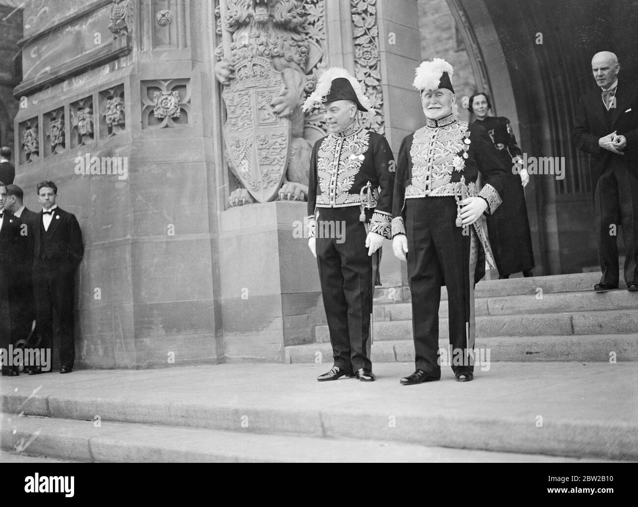 Königlicher Besuch in Kanada. Premierminister Mackenzie King (links) mit Senator Raoul Dandurand, liberaler Führer auf den Stufen des Friedensturms der Parlamentsgebäude, nach dem Besuch der Majesitäten. Bei der Gelegenheit gab der König Zustimmung vom Thron zu 8 Rechnungen durch das kanadische Parlament verabschiedet. 30 Mai 1939 Stockfoto