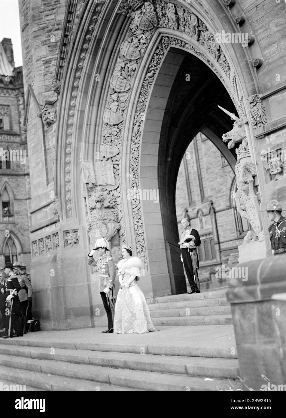 Der König und die Königin mit dem Premierminister Mackenzie König auf den Stufen des Peace Tower of the Houses of Parliament, Ottawa, als der König den Gruß nahm, als er nach der Zustimmung des Thrones zu 8 vom kanadischen Parlament verabschiedeten Gesetzesentwürfen ging. 30 Mai 1939 Stockfoto