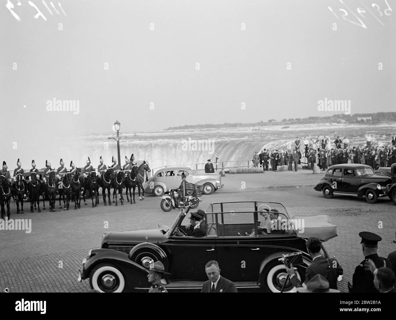 Der königliche Besuch in Kanada. Der König und die Königin besuchten die Niagara Fälle, Ontario, bevor sie in die Vereinigten Staaten übergingen. Foto zeigt die Szenen, als der König und die Königin die Horseshoe Falls am Table Rock besuchten. 15 Juli 1939 Stockfoto