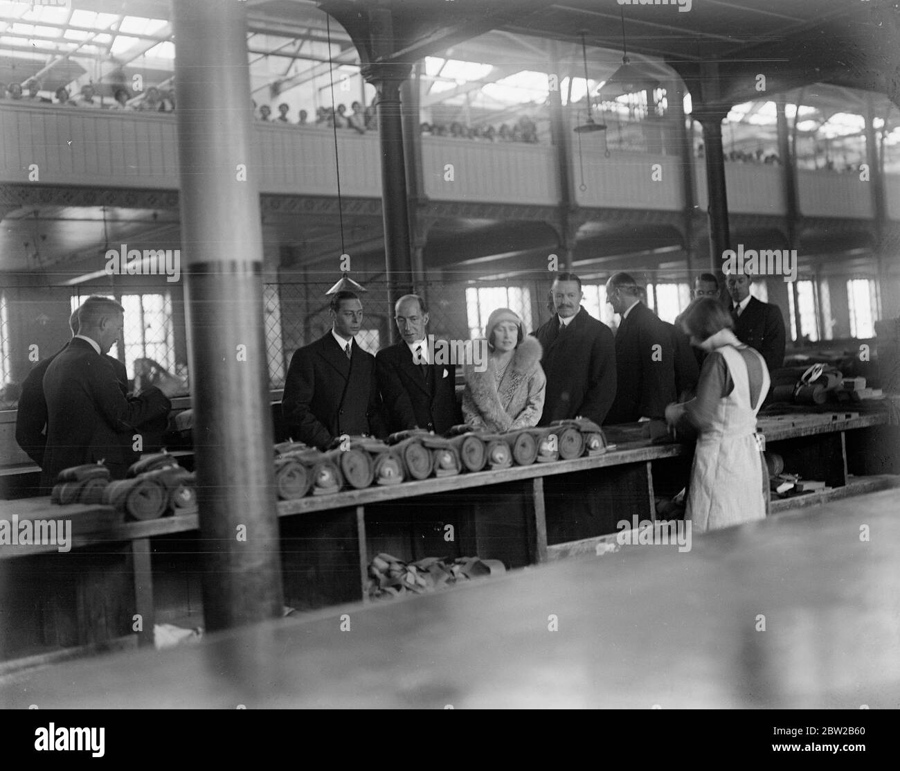 Duke und Duchess of York im Armeedepot. Dezember 1930 Stockfoto