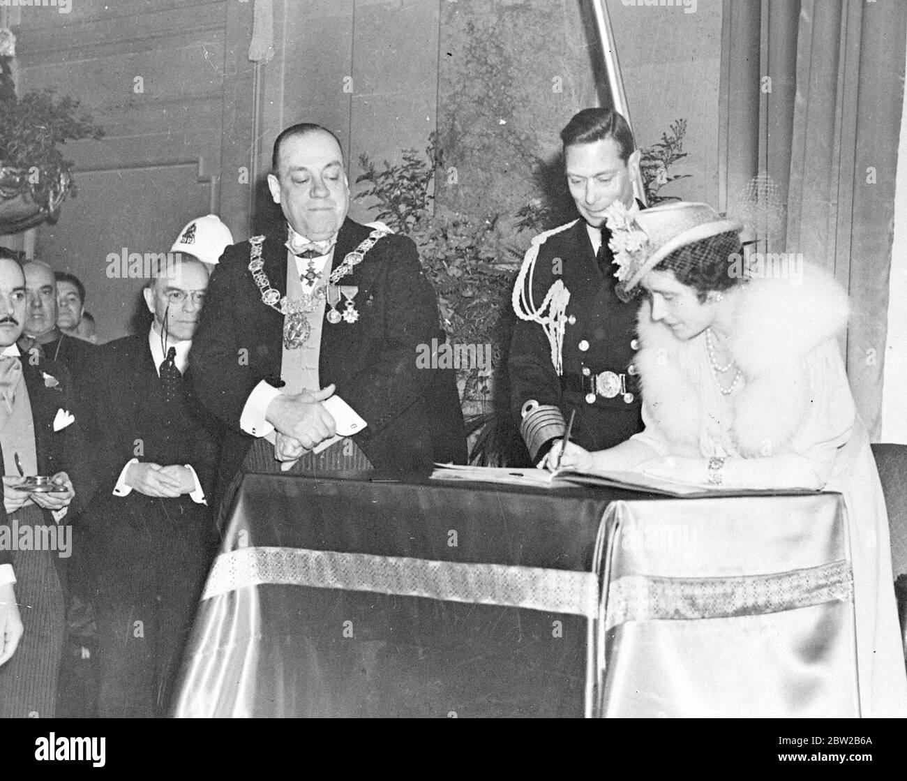 Ihre Majestäten der König und die Königin unterzeichnen das goldene Gästebuch im Rathaus, MontrÃ©al Auch zu sehen sind Bürgermeister Houde. 27 Mai 1939 Stockfoto