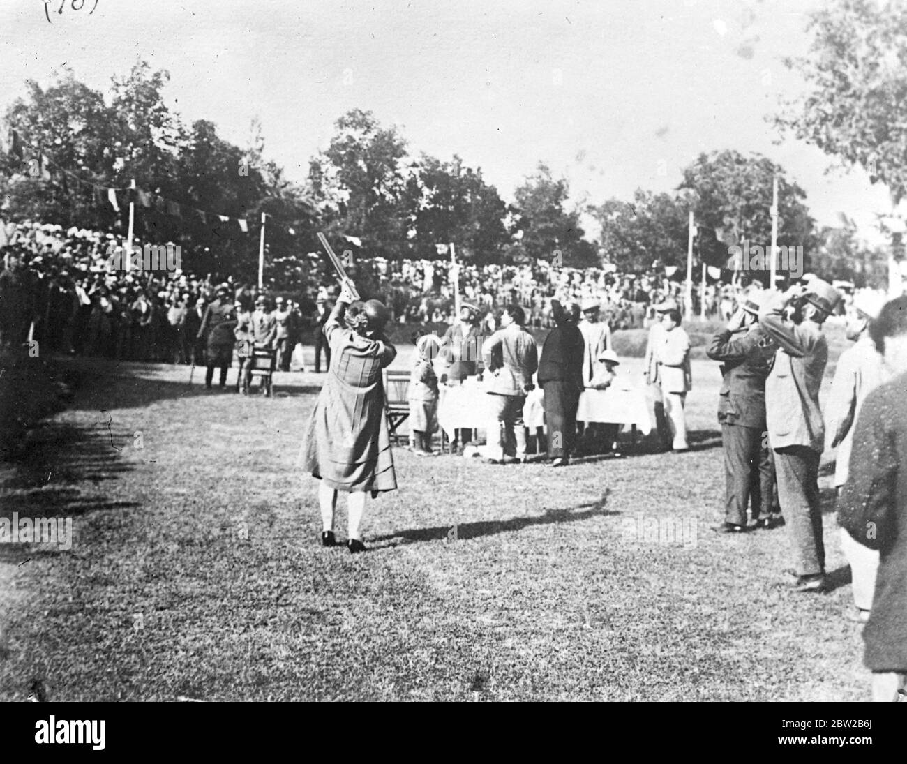 Königin Souriya von Afghanistan als Taube erschossen. Königin Souriya nimmt an einem Taubenschießen Teil. 22. Oktober 1928 Stockfoto