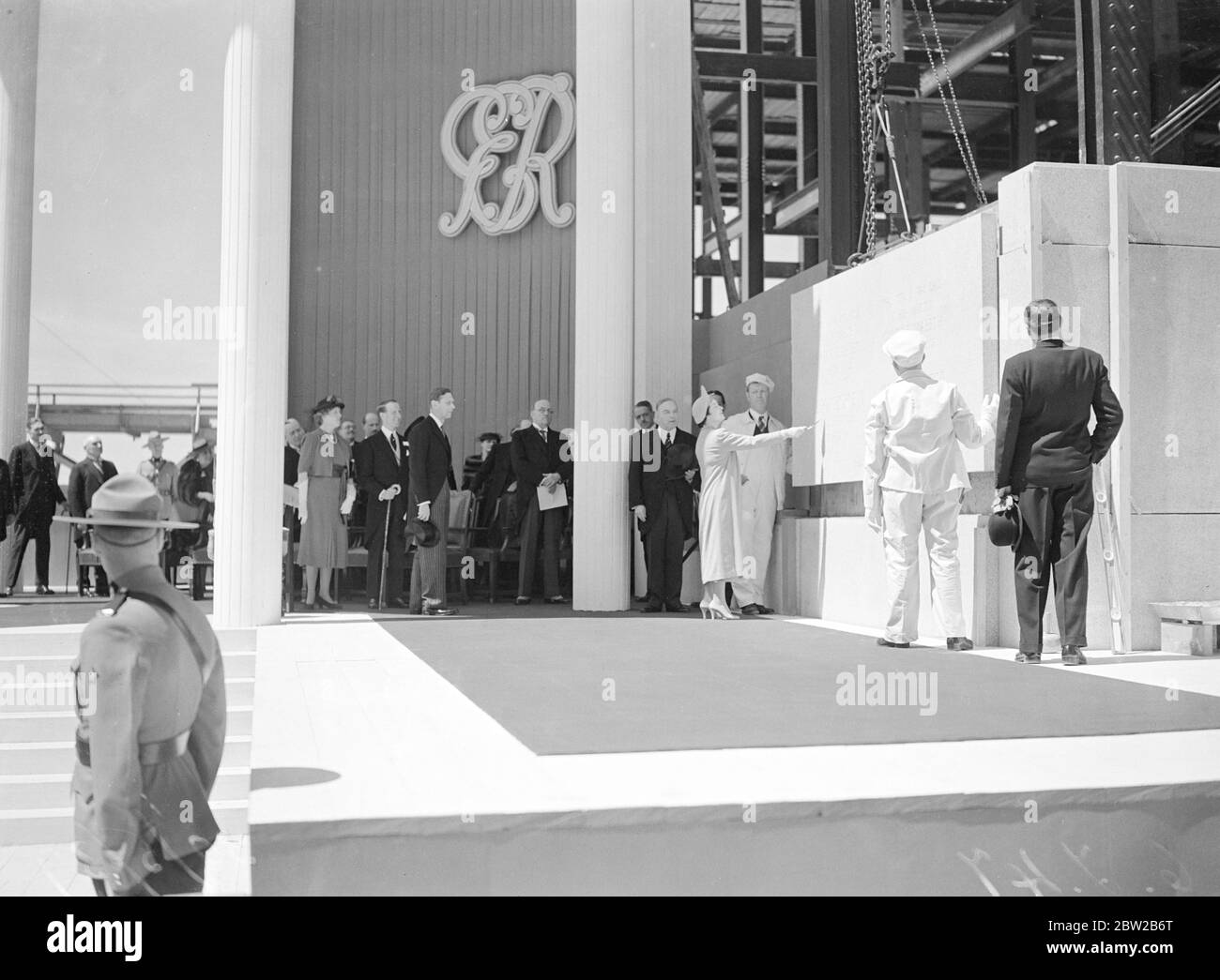 Die Königin legte einen Eckstein des Obersten Gerichtsgebäudes, Ottawa, und danach baten König und Königin, dass die Maurer, die für die Richtung des Ecksteins zuständig waren, vorgestellt werden sollten, und sprachen mit ihnen mehrere Minuten. Der König und der kanadische Premierminister Mackenzie King beobachten die Königin beim Grundsteinlegung. 30 Mai 1939 Stockfoto