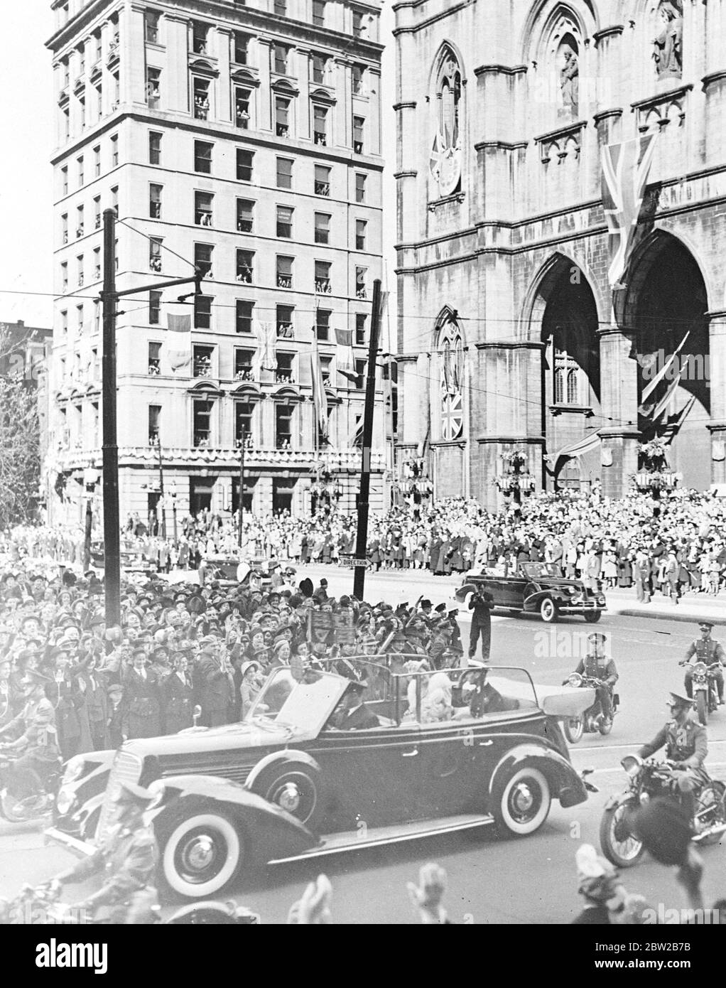Der König und die Königin, die mit einer Eskorte von Hussaren durch MontrÃ©al fahren 27. Mai 1939 Stockfoto