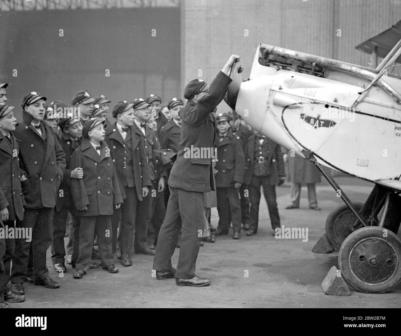 In Croydon . Vierzig Jungen, die von der kommerziellen Kabelgesellschaft beschäftigt werden, besuchen Croydon und erhalten Flüge mit dem Ziel, sie Air-minded zu machen. Der am besten geeignete Junge wird die Möglichkeit haben, ein Pilot zu werden. 19 Dezember 1931 Stockfoto