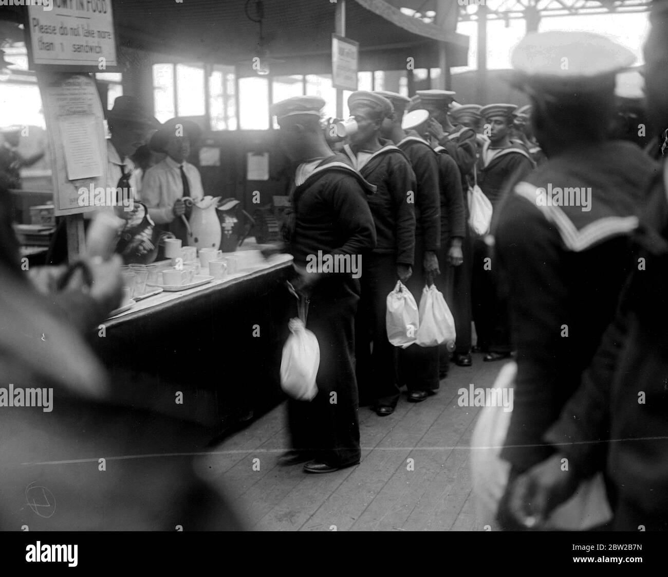 West Indianer für Navy (Krieg 1914-1918). Männer aus Trinidad, Jamaika, Barbados Soldaten und Matrosen kostenlose Erfrischungsbuffet - ein Schild liest Wirtschaft in Essen bitte nicht mehr als 1 Sandwich Juli 1917 Stockfoto
