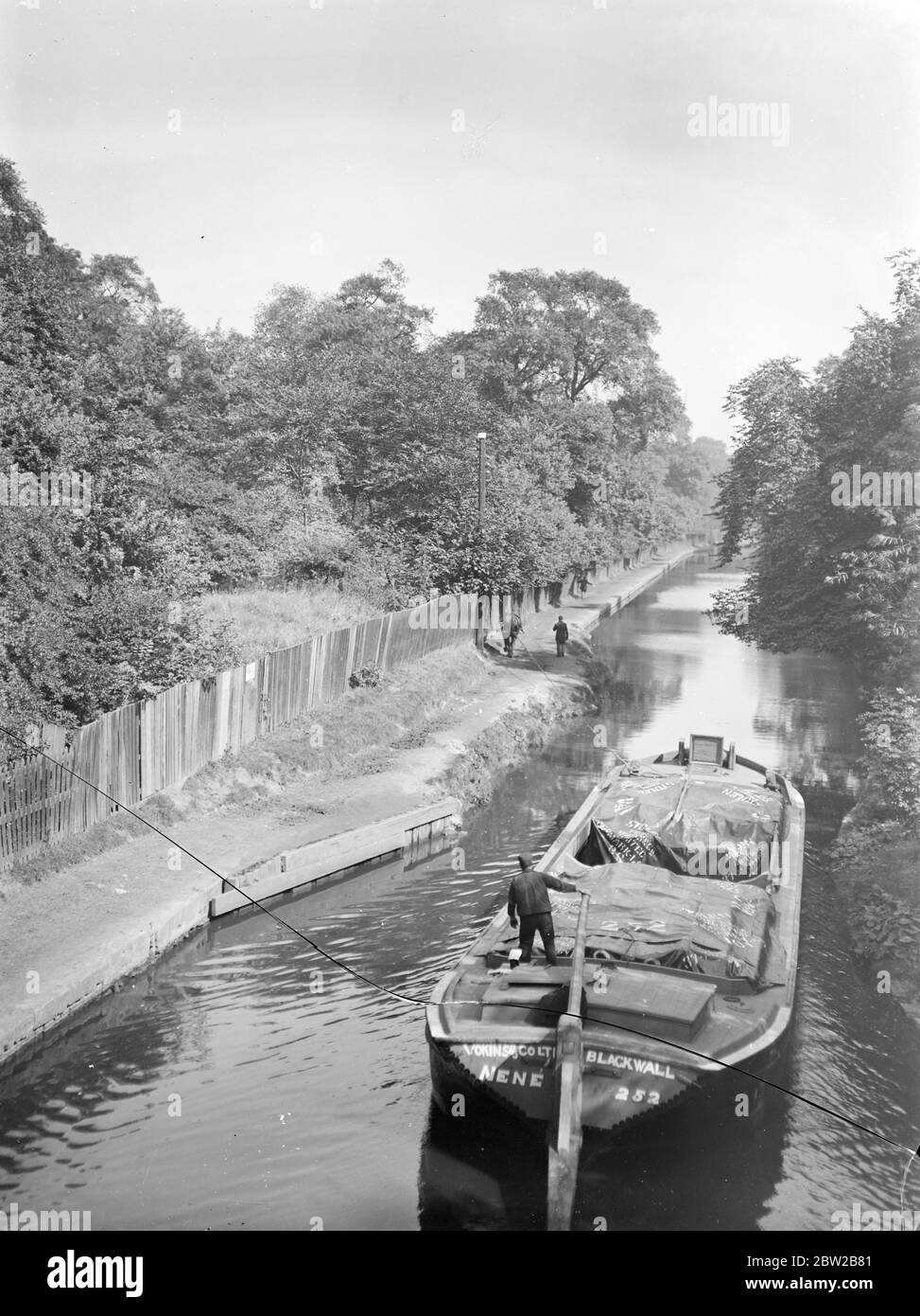 Ein Kanalschiff auf dem südlichen Blackwall Kanal von der Vokins Company Ltd. Undated Stockfoto