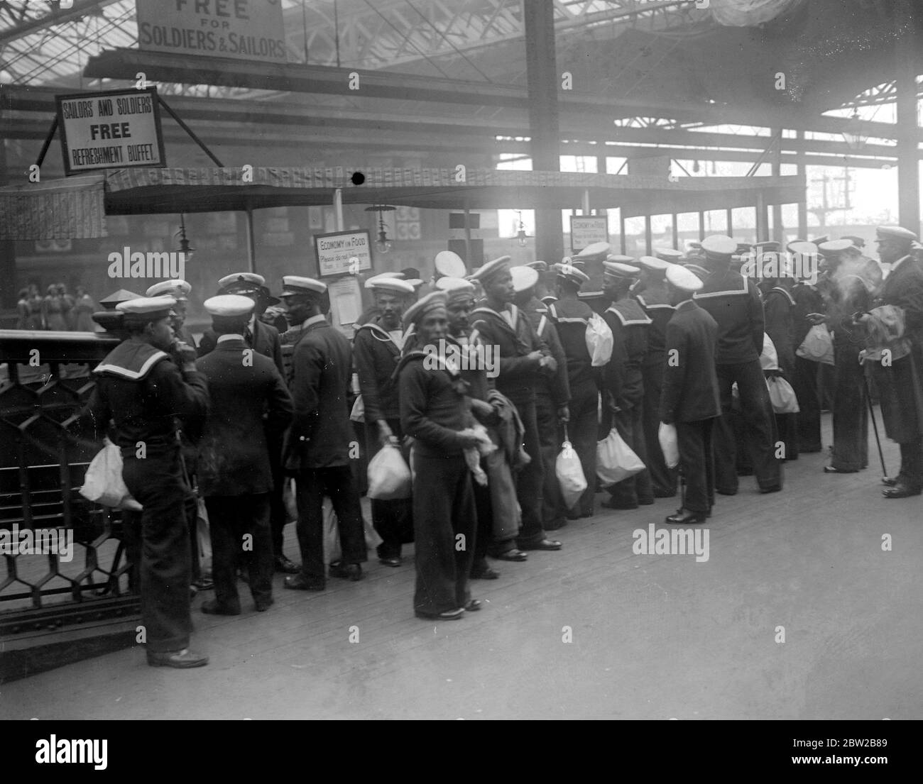 Westinder für die Marine (Krieg 1914-1918). Männer aus Trinidad, Jamaika, Barbados für die Flotte. An einer Station auf dem Weg zu Schiffen. Soldaten und Matrosen kostenloses Erfrischungsbuffet - ein Schild liest Economy in Food Bitte nehmen Sie nicht mehr als 1 Sandwich Juli 1917 Stockfoto