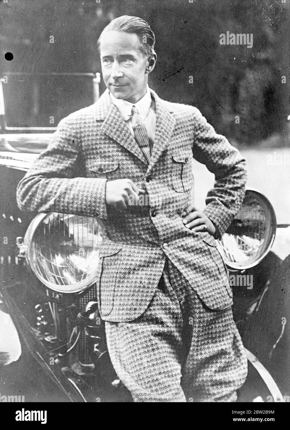 Ex-Kronprinz Wilhelm von Deutschland lehnt sich im Anzug an ein Auto. [Sohn des deutschen Kaisers Wilhelm II.] 24. Juli 1931 Stockfoto