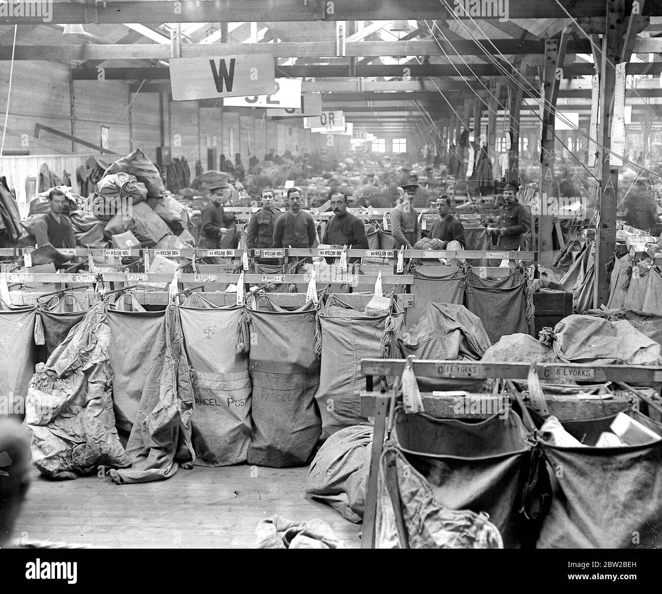 Der Umgang mit Weihnachtspaketen im New Army Parcels Office, Regent's Park. Ein riesiger Stapel Pakete warten darauf, sortiert zu werden. 1914 Stockfoto