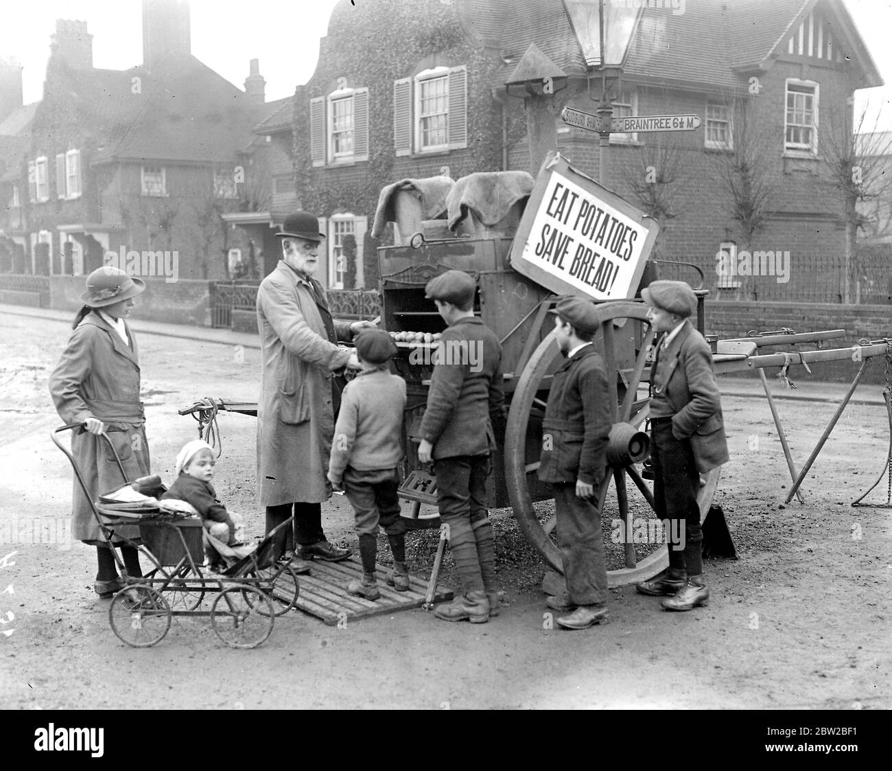 Die kommunale KartoffelDose die vor kurzem vom Halstead Local Food Control Committee gestartete BratkartoffelDose ist sehr erfolgreich im Geschäft - EINE große Broteinsparung wurde bewirkt. 5. Februar 1918 Essen Kartoffeln Speichern Brot Stockfoto
