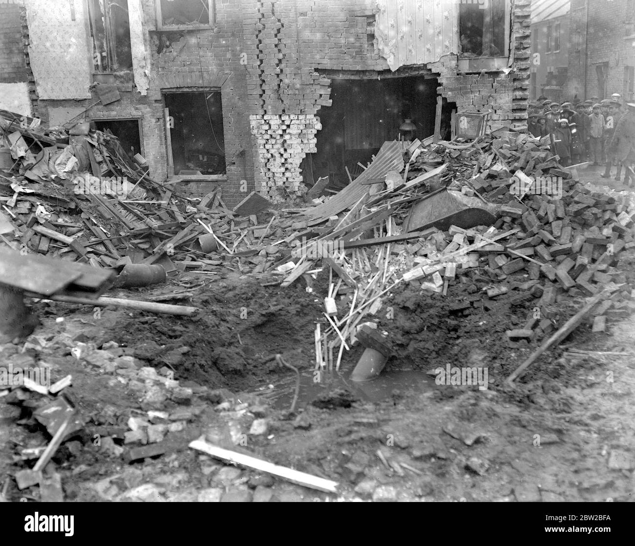 Kings Lynn Air Raid. Loch durch eine Bombe gemacht und zerstörte Häuser in Bentinck St. 1914-1918 Stockfoto