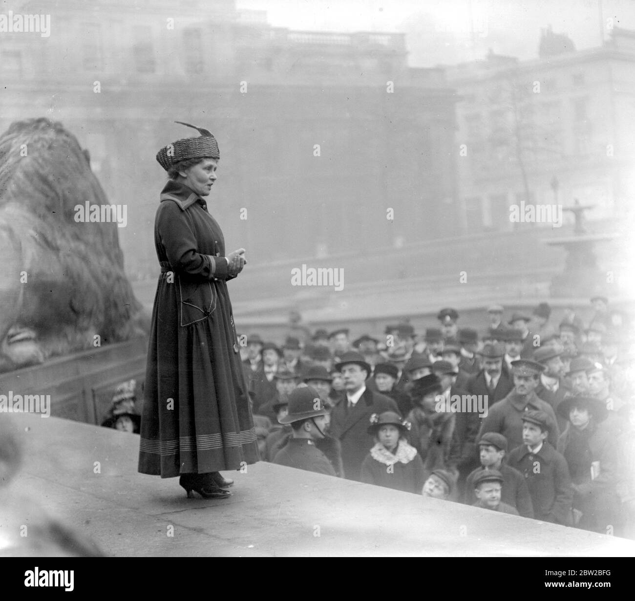 Frau Emmeline Pankhurst bei der Kriegssitzung auf dem Trafalgar Square. 24 Februar 1917 Stockfoto