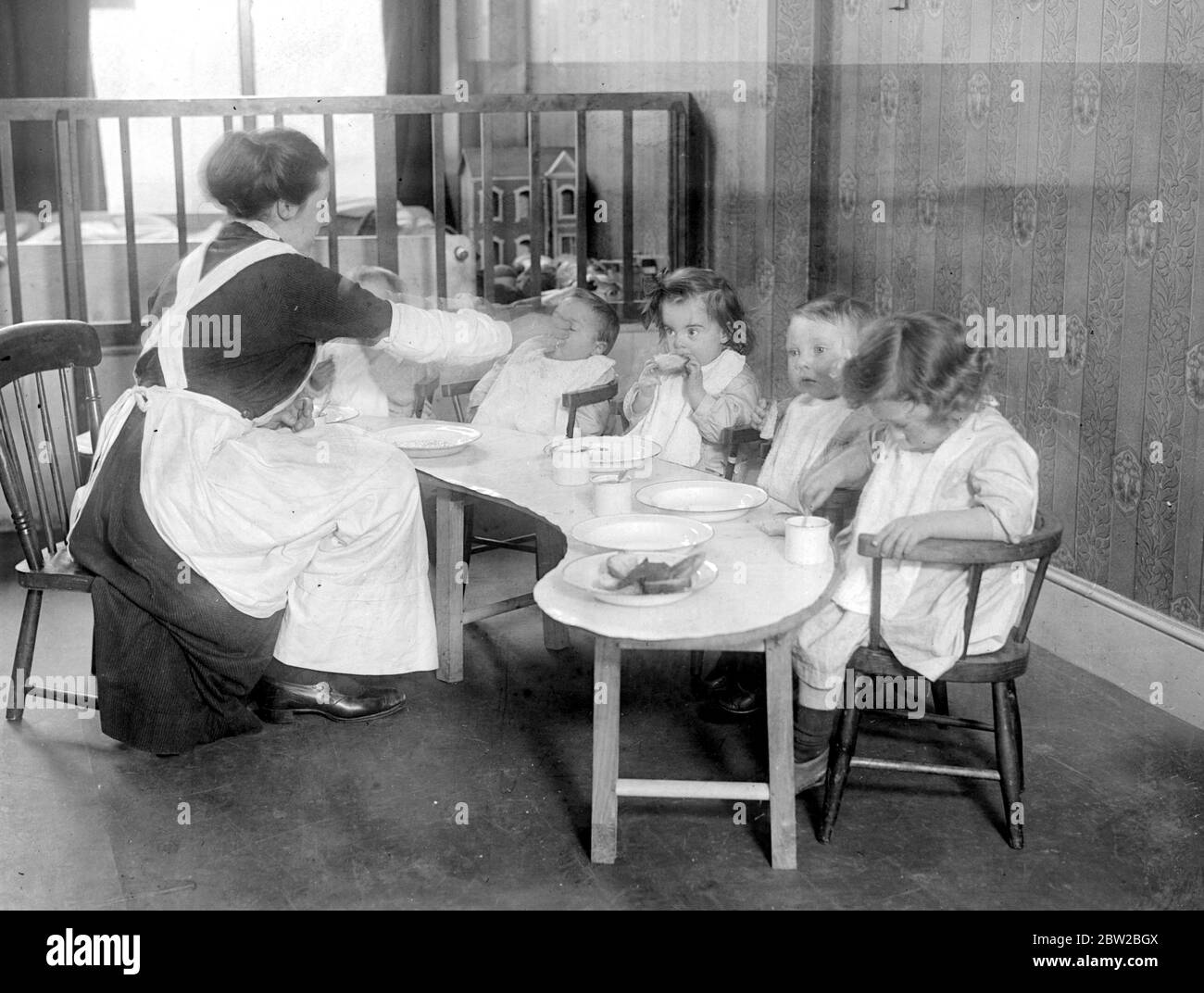 War Creche exklusiv für Munitionsarbeiter. Kinder in Acton, bekannt als die Acton Central Nursery. Die Ständer für die Wiegen werden von den Jungen in einer benachbarten Schule hergestellt. 12. Januar 1917 Stockfoto