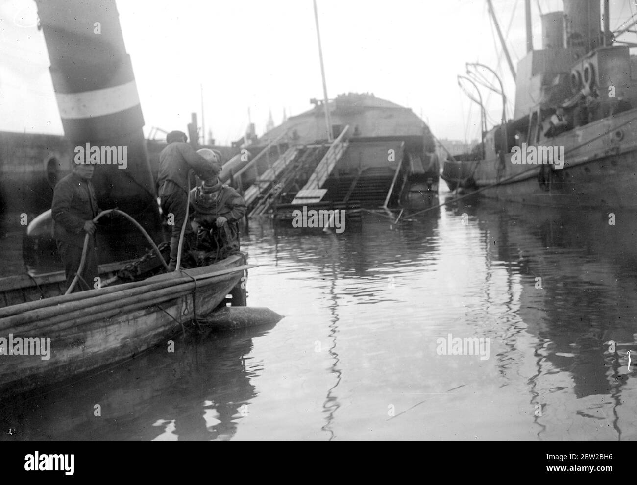 Die versunkenen Schiffe in Ostende abräumen. Taucher absteigend zu klaren Ketten, die die Hebevorrichtungen führen. November 1918 Stockfoto