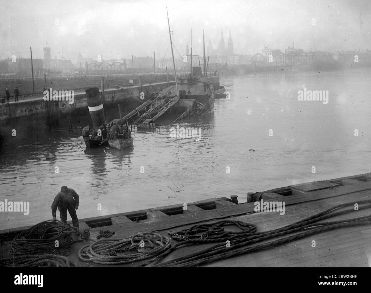 Die versunkenen Schiffe in Ostende abräumen. November 1918 Stockfoto
