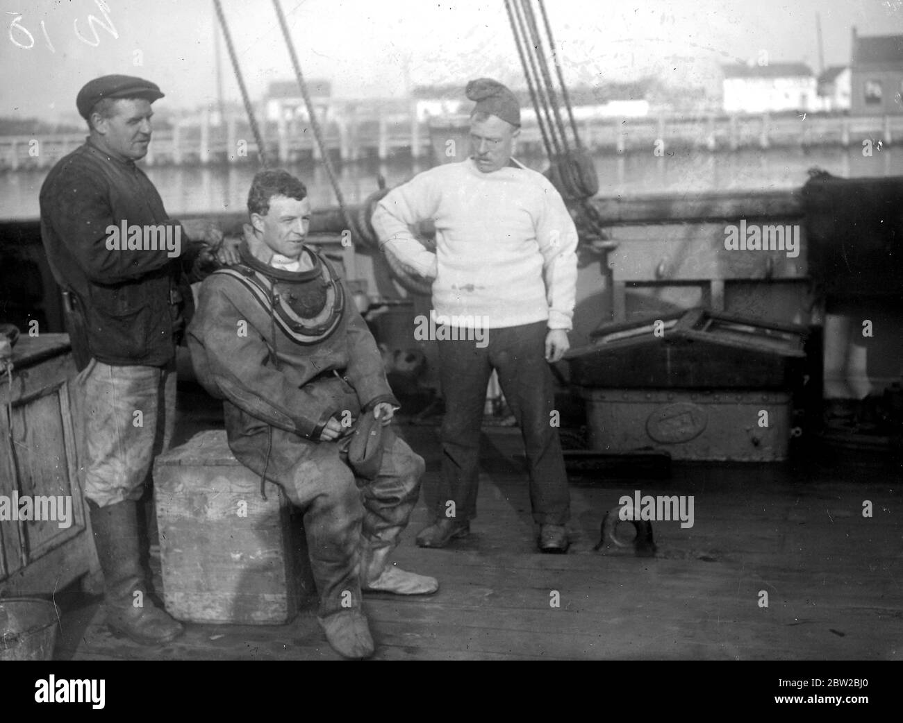 Die versunkenen Schiffe in Ostende abräumen. Taucher bereitet sich auf dem Schiff mit seinem Kragen vor. November 1918 Stockfoto