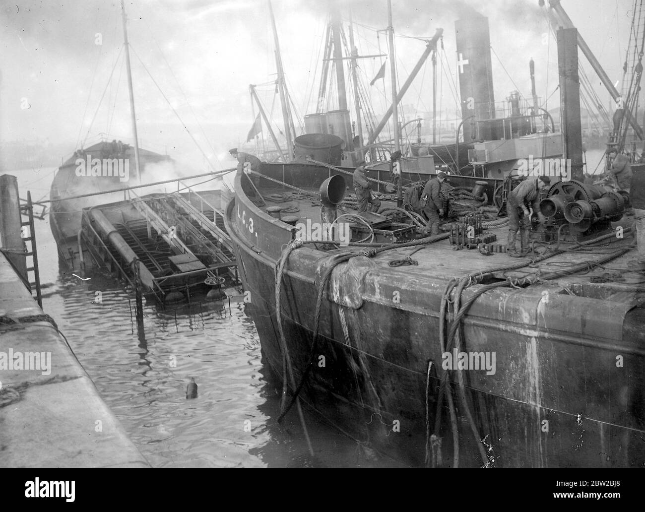 Die versunkenen Schiffe in Ostende abräumen. November 1918 Stockfoto