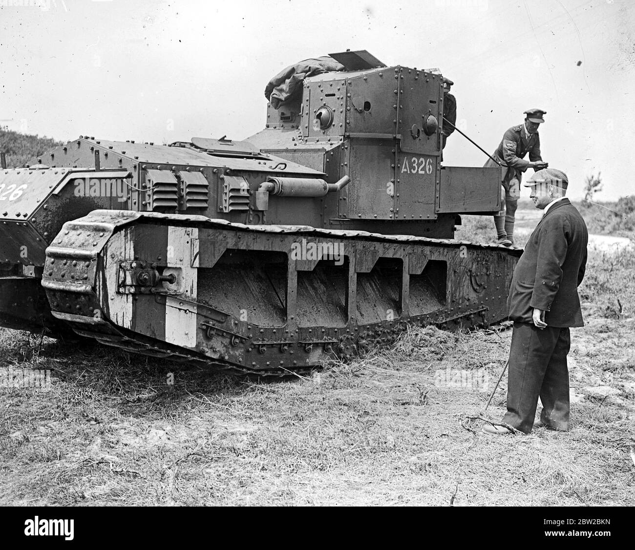 Sir Edward Patrick Morris, Premierminister von Neufundland (Kanada), besucht die Panzerkorps-Gunnery School und untersucht einen Whippet-Panzer in Merlimont 2. Juli 1918 Stockfoto