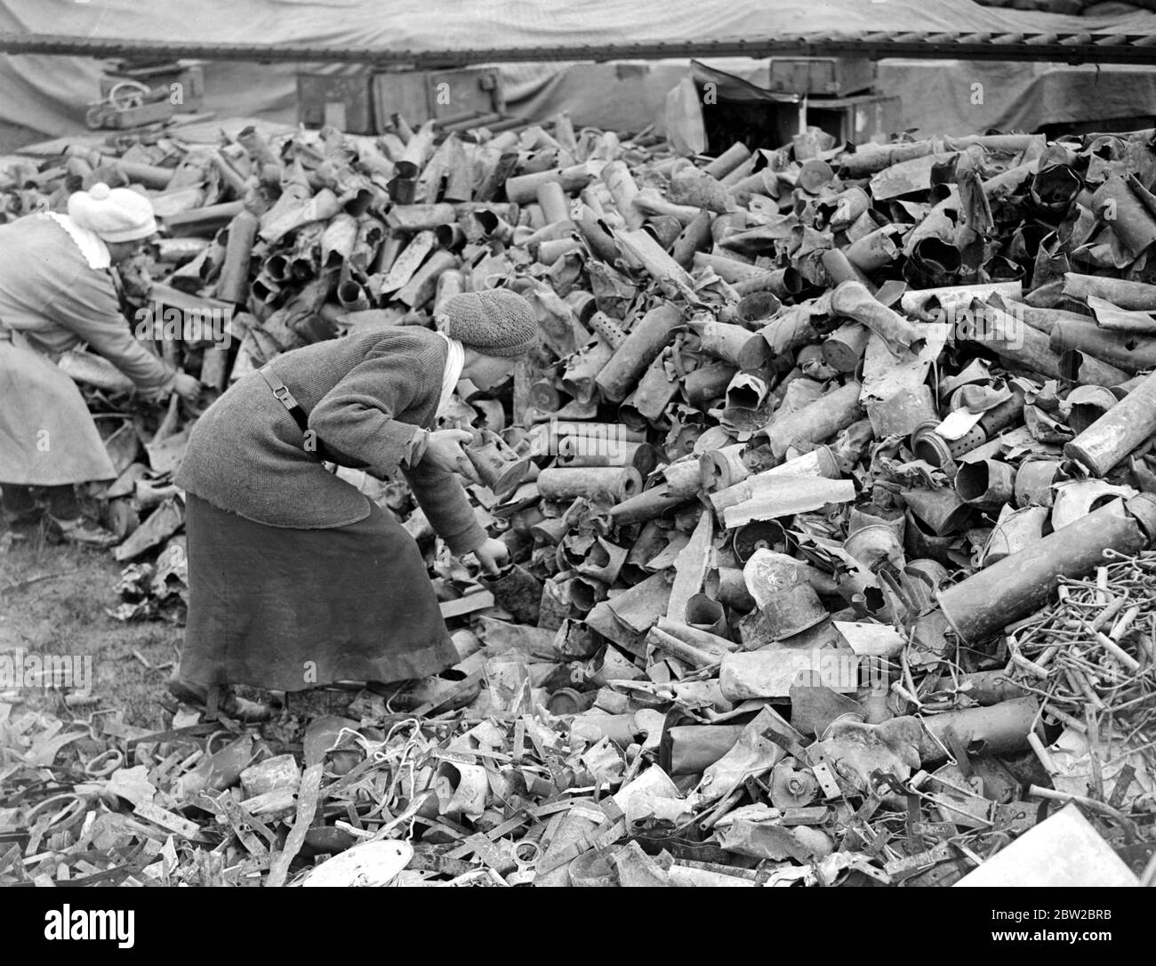 Riesige Bergungsdepot, wo Tausende von Tonnen wertvolle Bergungsgut kommen aus den Schlachtfeldern sortiert und in verschiedene Teile des Landes zur Wiederherstellung in neue Kriegsmaterial geschickt werden. Sortieren von Schalenfällen, die auf dem Schlachtfeld zerschlagen wurden. Mai 10 Stockfoto