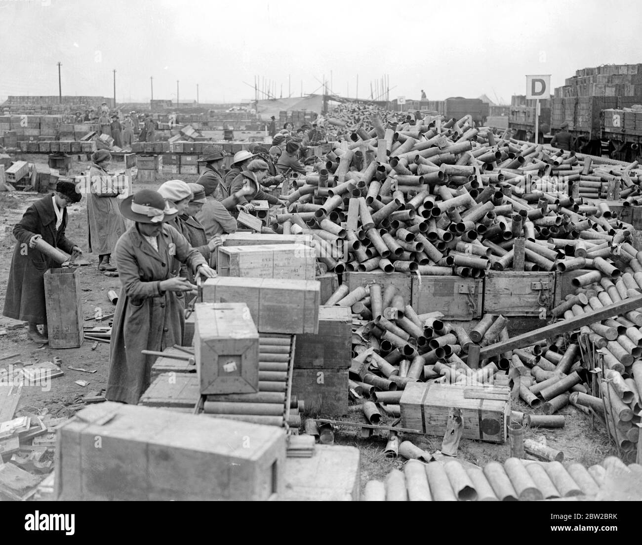 Riesige Bergungsdepot, wo Tausende von Tonnen wertvolle Bergungsgut kommen aus den Schlachtfeldern sortiert und in verschiedene Teile des Landes zur Wiederherstellung in neue Kriegsmaterial geschickt werden. Öffnen von Bergungskästen. Mai 10 Stockfoto