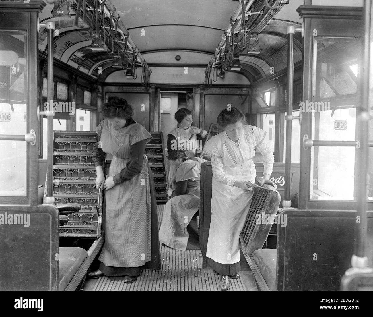 Mechaniker bei den Ealing Common Underground Workshops. Reparatur der Sitze der Wagen. 1914-1918 Stockfoto