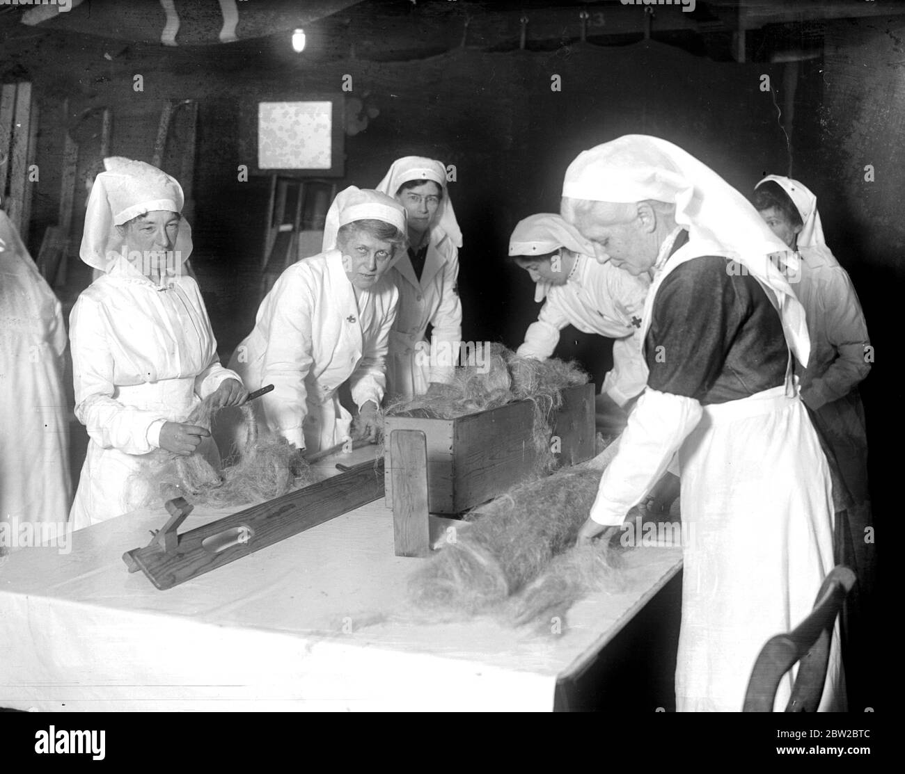 Ausstellung der Arbeiten des Wimbledon Women war Workers Depot. Ziehen des Anhänges in den Bereich der Polsterung der Schiene. 14 März 1917 Stockfoto