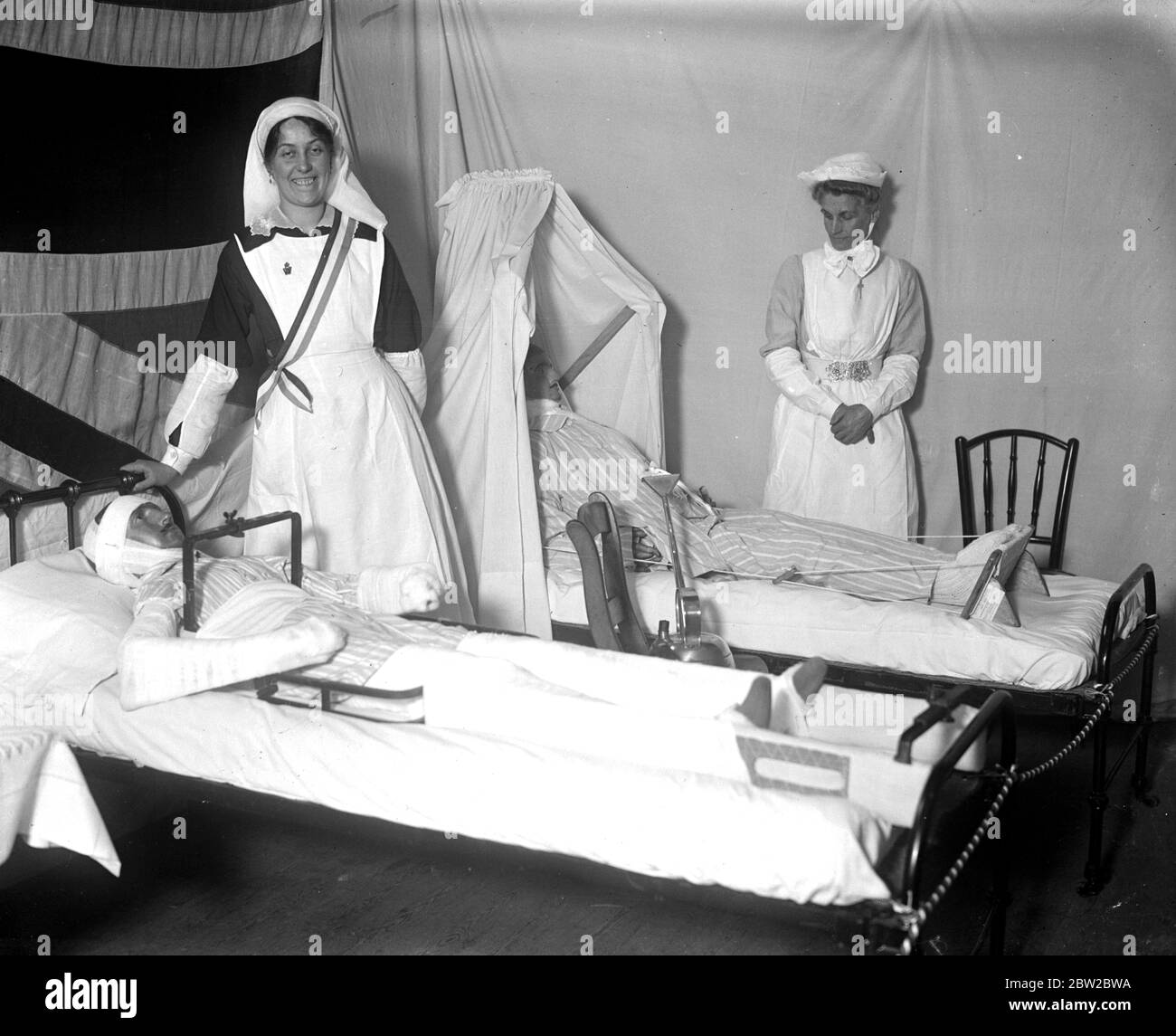 Ausstellung der Arbeiten des Wimbledon Women war Workers Depot. Die Modellstation zeigt Dummy 'verwundet' in Betten mit Ruhepausen und Geräten, von denen einige von diesem speziellen Depot erfunden wurden. 14 März 1917 Stockfoto