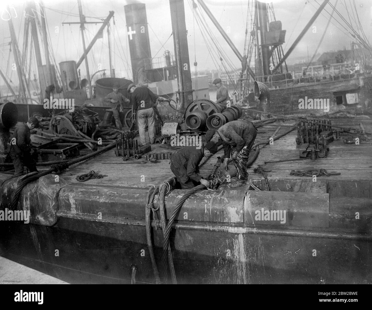Bergung Abteilung der Admiralität sind eifrig beschäftigt Anheben suken Schiffe in Ostende. Vorbereitung auf Pin unten an Deck der Hebe Barge die großen 9 Drähte, die unter dem Wrack übergeben werden. November 1918 Stockfoto