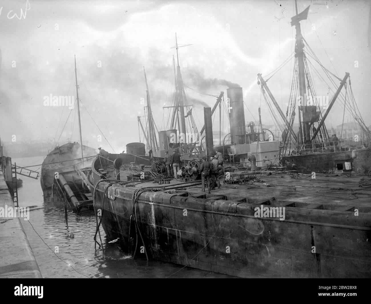 Die versunkenen Schiffe in Ostende abräumen. November 1918 Stockfoto