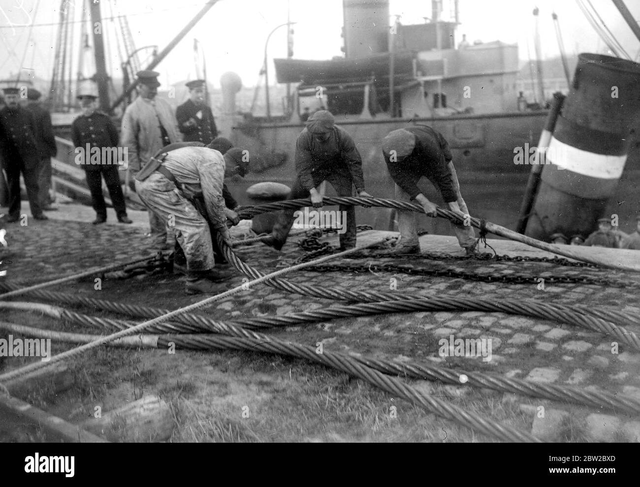 Die versunkenen Schiffe in Ostende abräumen. November 1918 Stockfoto