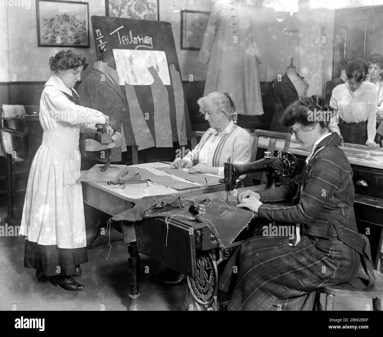 Die Northern Polytechnic hat Klassen begonnen, damit Frauen verfallene Kostüme in modische Kreationen umwandeln können. Dort, indem sie sie gleichzeitig modisch kleiden und sparen. 1914 - 1918 Stockfoto