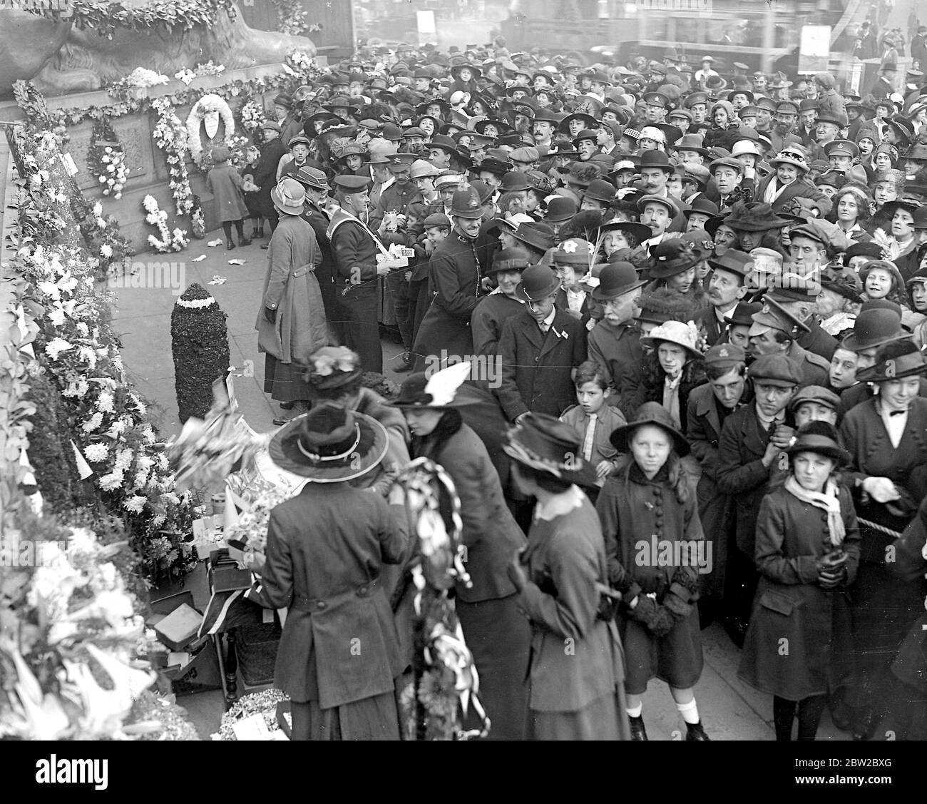 Trafalgar Day Celebrations 1916. Die Versammlung am Trafalgar Square. Menschenmenge. 21. Oktober 1916 Stockfoto