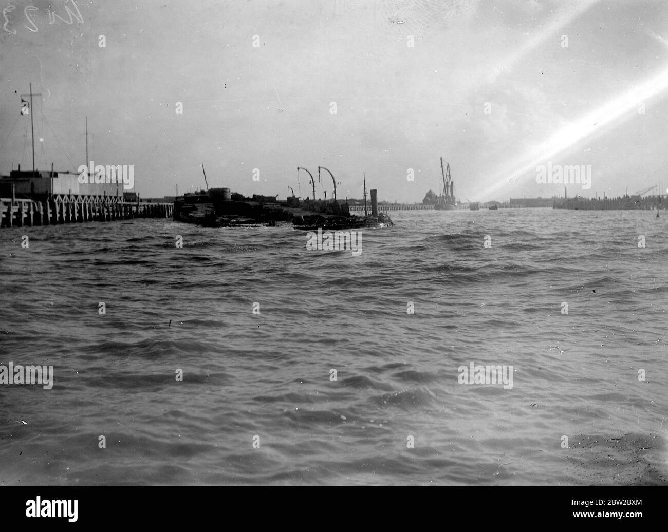 Die versunkenen Schiffe in Ostende abräumen. November 1918 Stockfoto