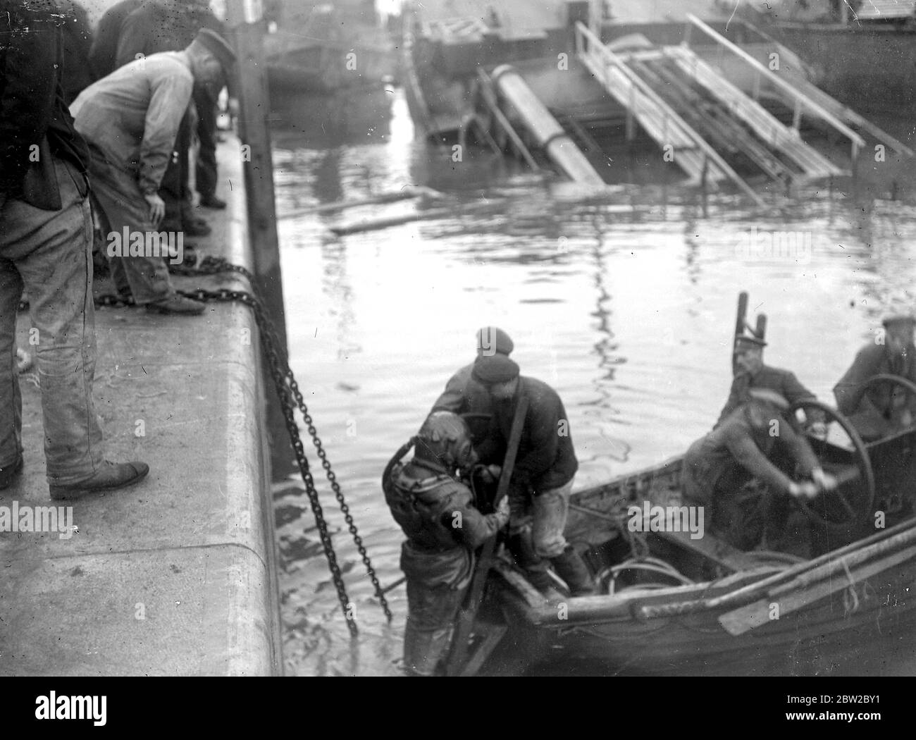Die versunkenen Schiffe in Ostende abräumen. Pumpen muss manchmal Tag und Nacht durchgeführt werden, um mit dem Zufluss Schritt zu halten und Zeit beim Anheben zu sparen. November 1918 Stockfoto