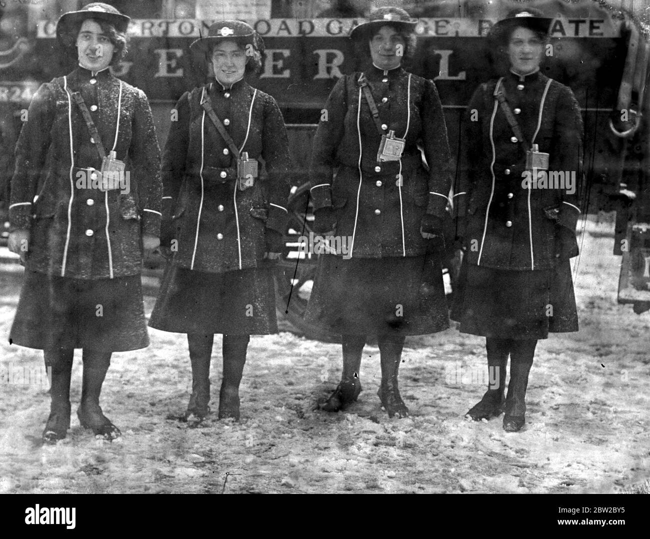 Neue Uniform der Conductresses der London General Omnibus Company. 1917 Stockfoto