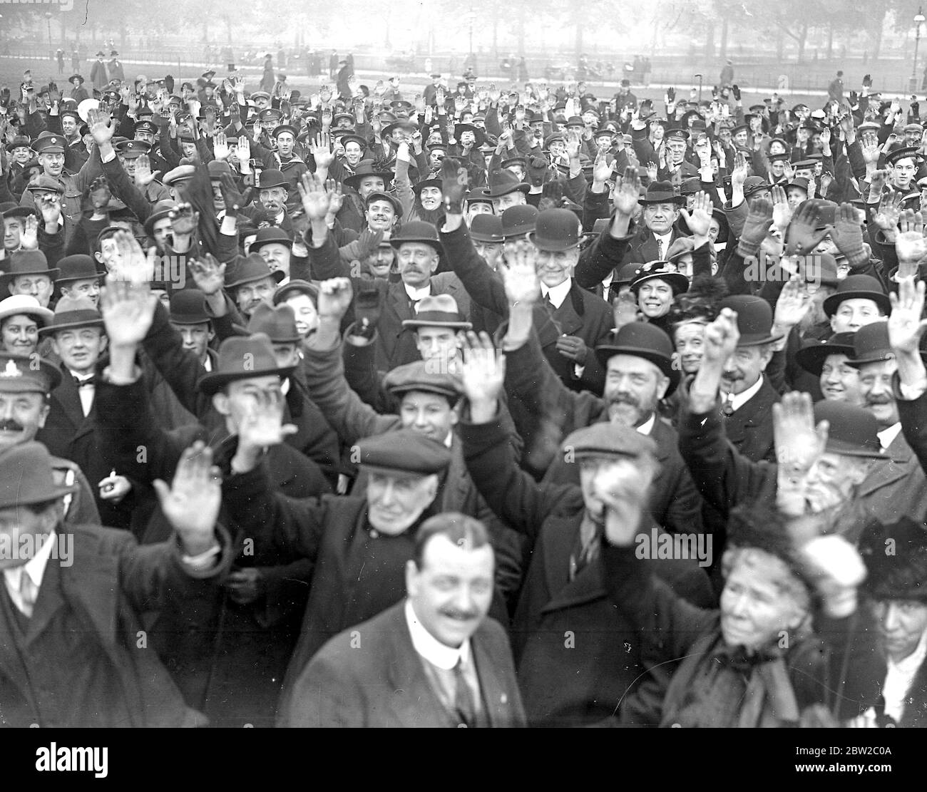 Trafalgar Day Celebrations 1916. Eine Handzeichen für die Verabschiedung einer Vertrauensresolution für Admiral Jellicoe bei der Sitzung im Hyde Park. 21. Oktober 1916 Stockfoto
