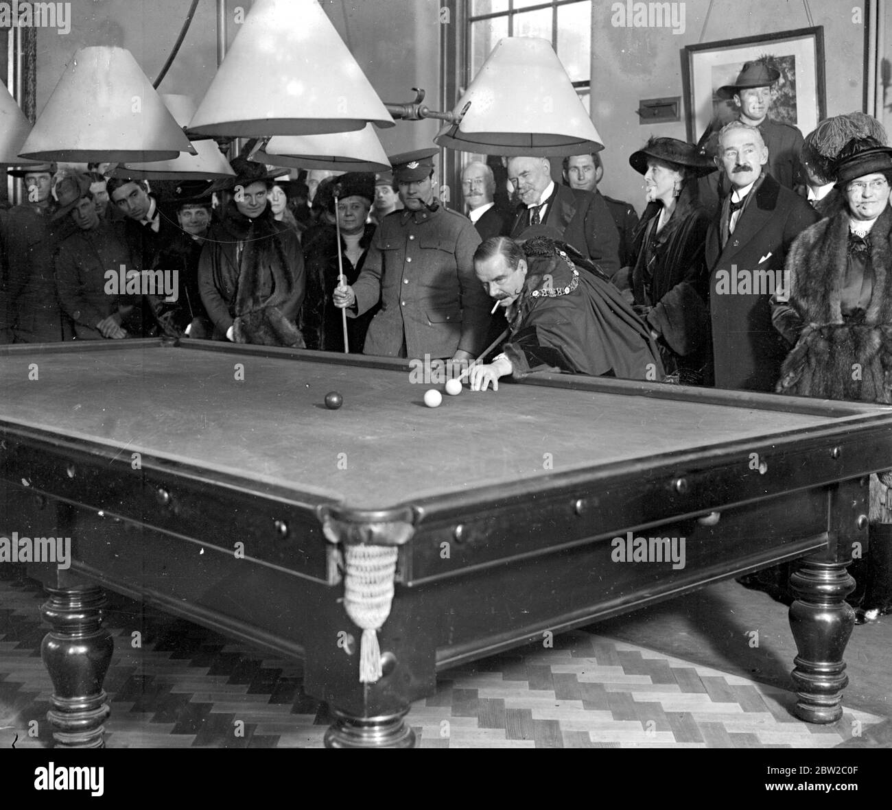 Der Oberbürgermeister besucht den Übersee-Club und spielt Billard mit einem Australier. 1914 - 1918 Stockfoto