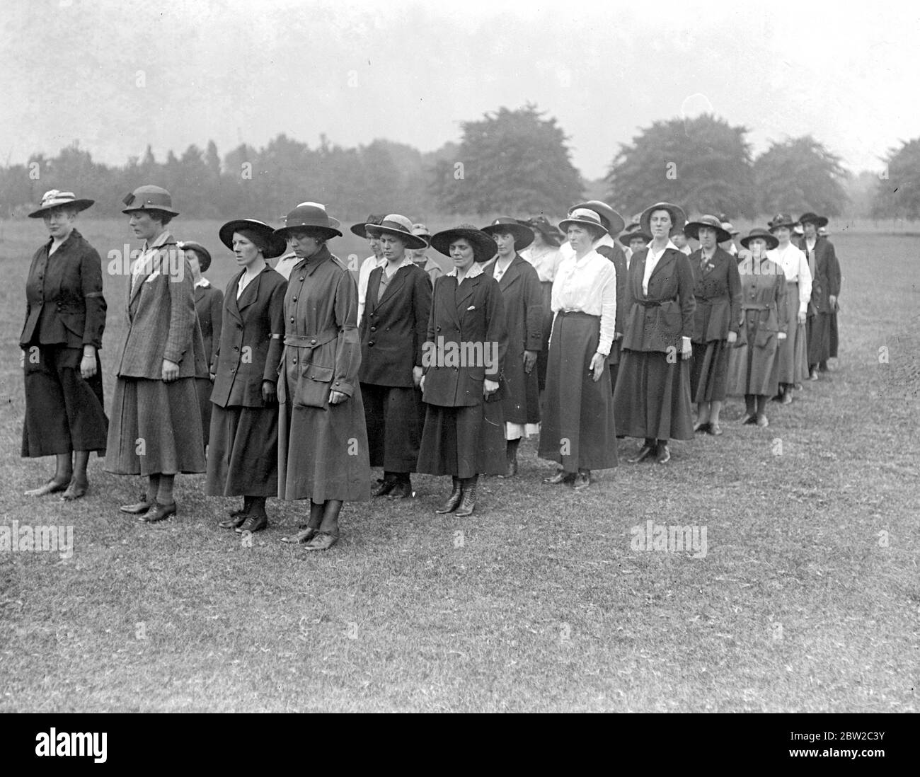womenâ €™s Hilfskorps bei Drill in Hyde Park. 11 Juni 1917 Stockfoto