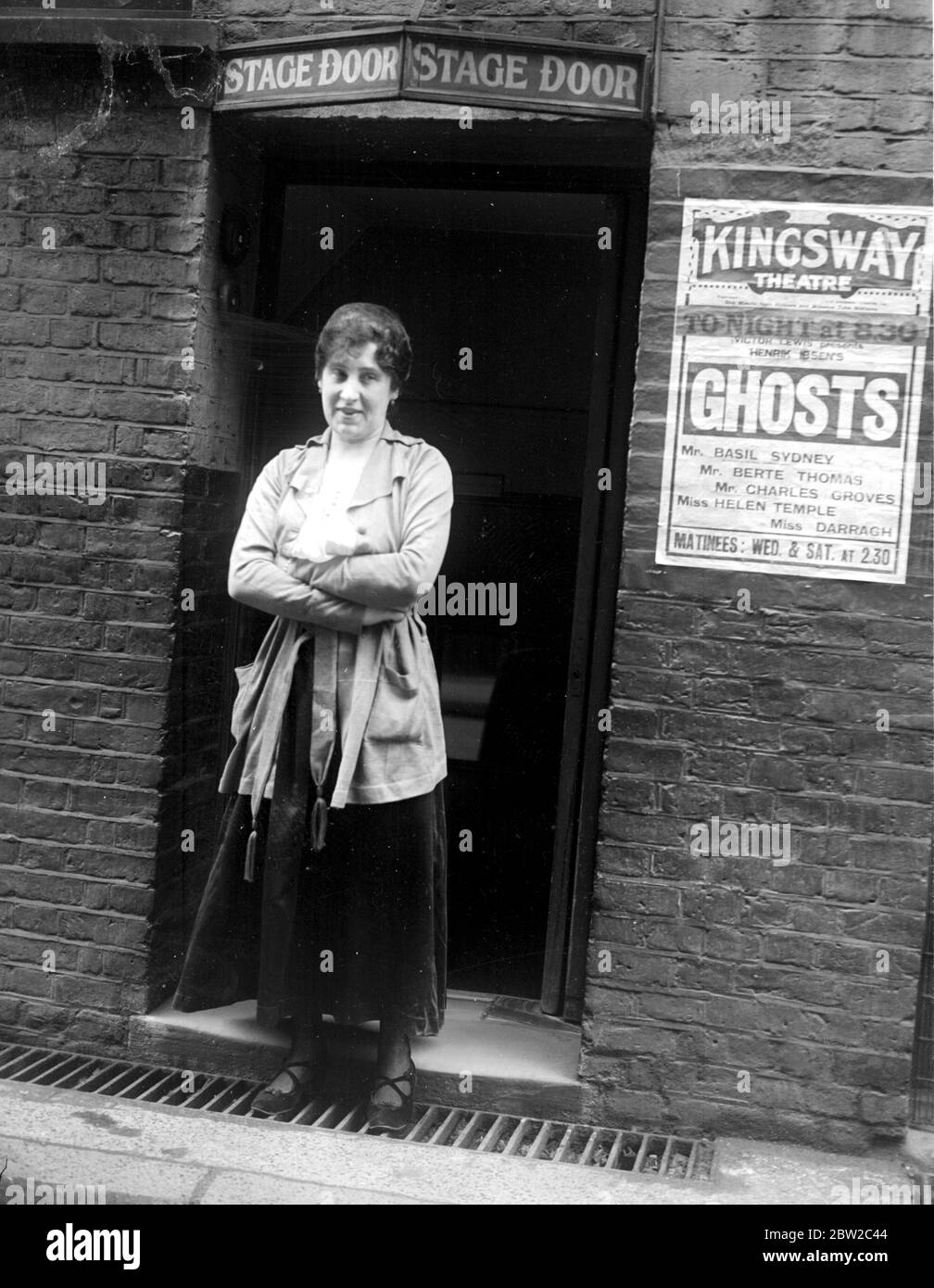 Die Dame, die die Türhüterin im Kingsway Theatre führt. 18 Mai 1917 Stockfoto