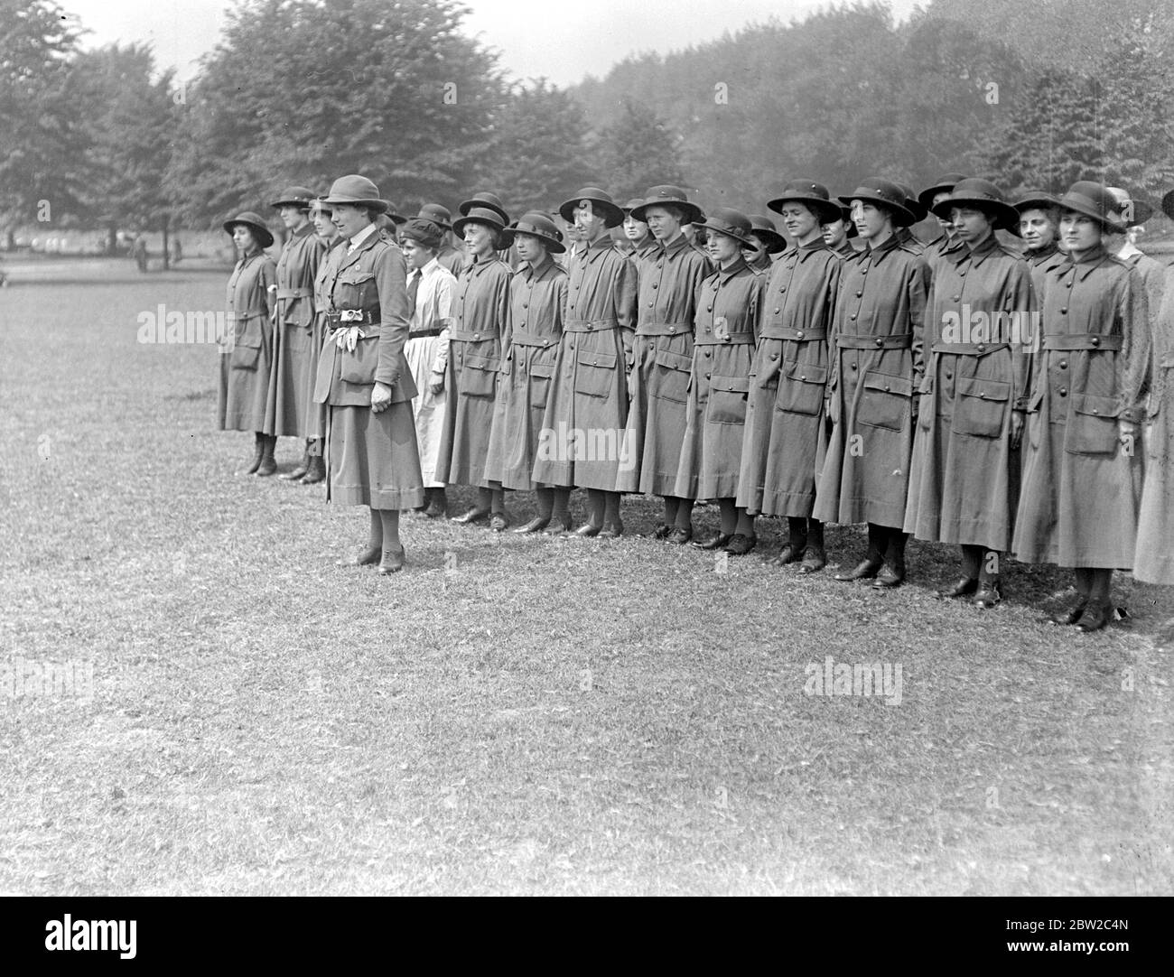 Frauen-Hilfskräbchen beim Drill im Hyde Park. 11 Juni 1917 Stockfoto
