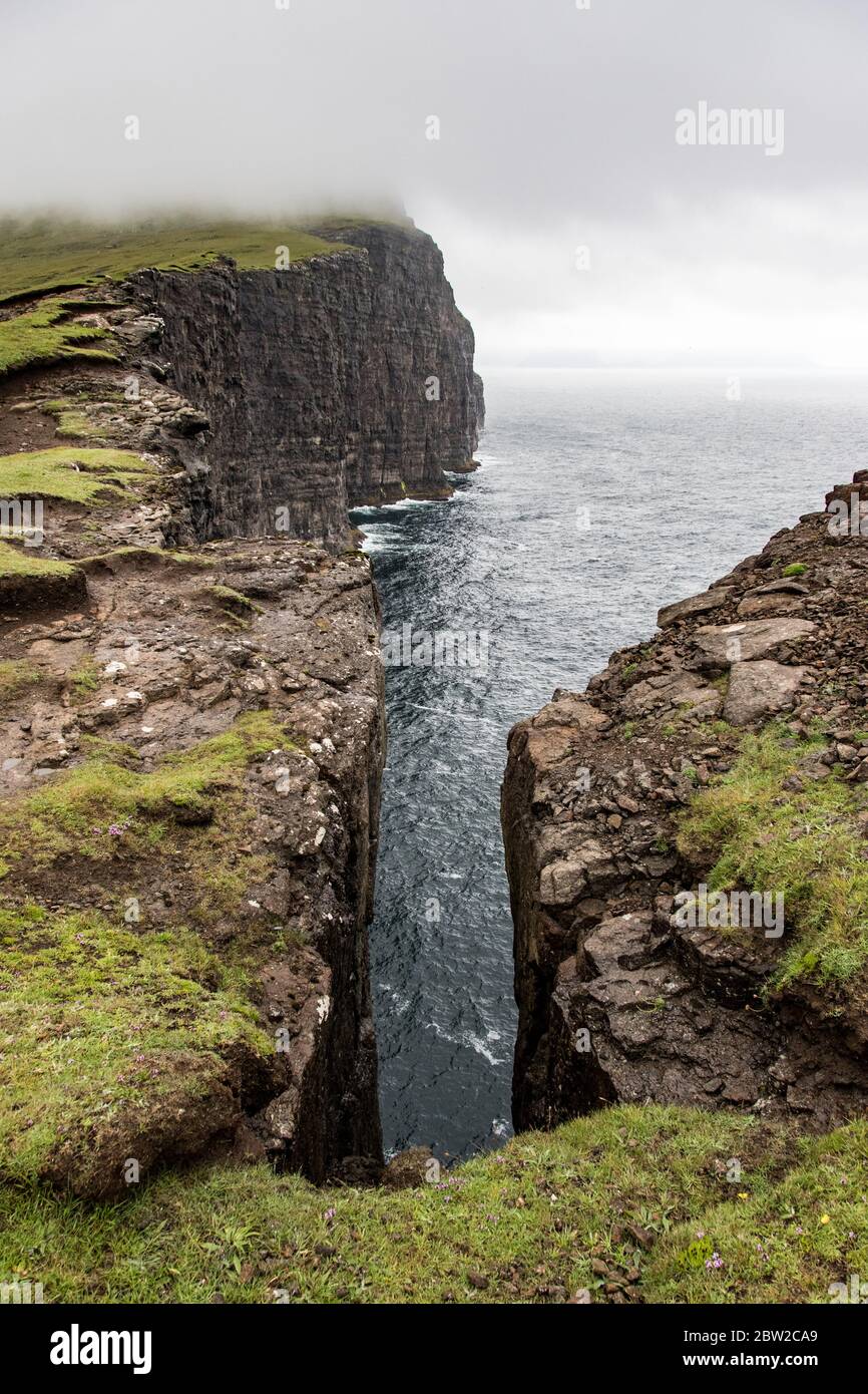 Riesige Klippen der färöer Inseln Stockfoto