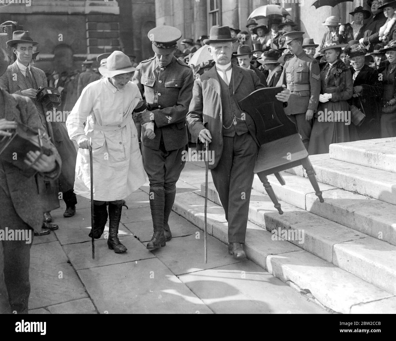 Prinzessin Mary überreicht Abzeichen und lange Service-Chevrons an Land Workers in Cambridge. Eine Landarbeiterin, die aufgrund eines aktiven Dienstes an der Hausfront an einem Unfall litt, wurde geholfen, ihre Dekoration zu erhalten. 23 März 1918 Stockfoto