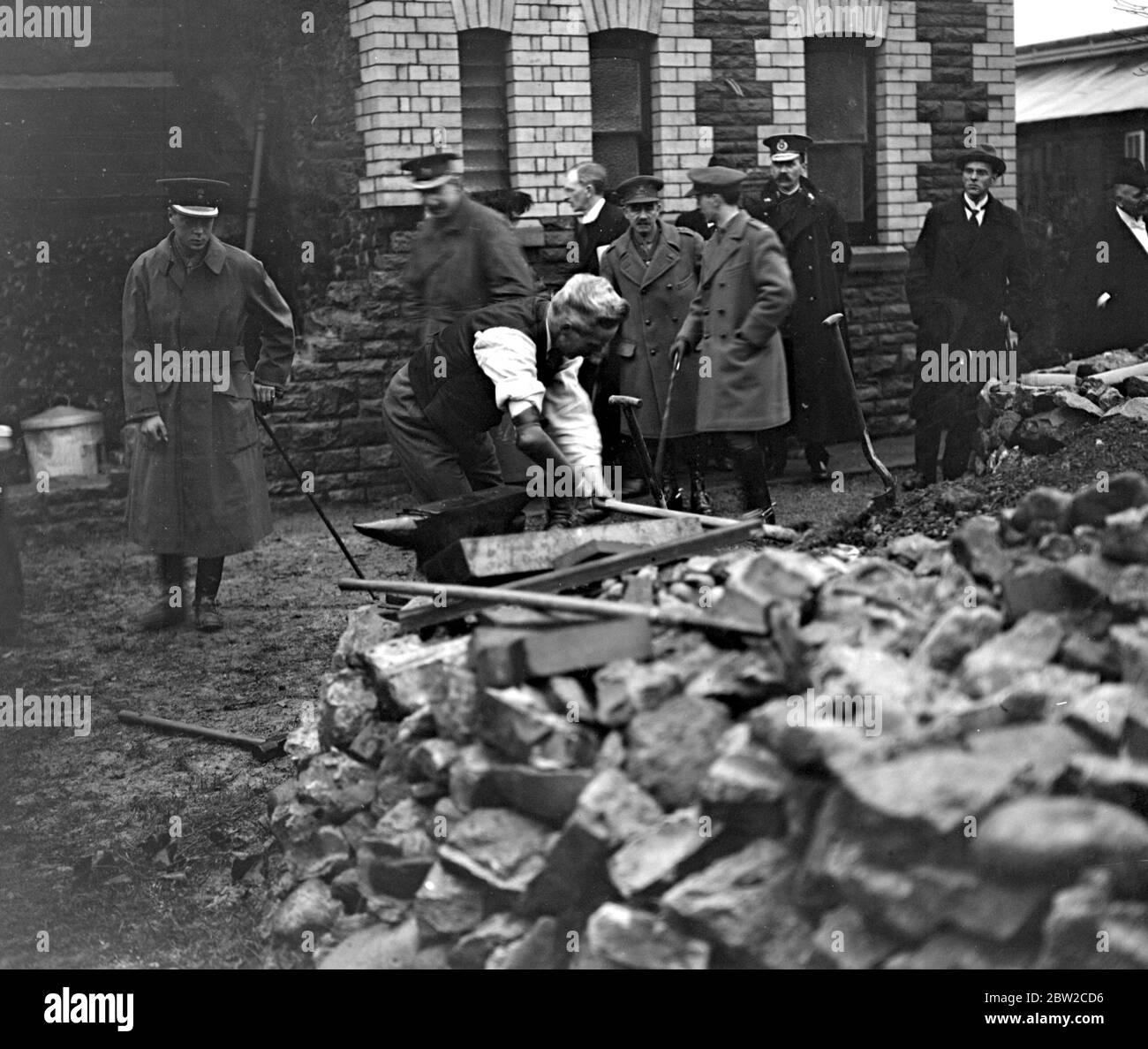 Prince of Wales Besuch der Industriezentren von South Wales. Einarmiger Soldat bei der Arbeit beobachten. 22 Februar 1918 Stockfoto