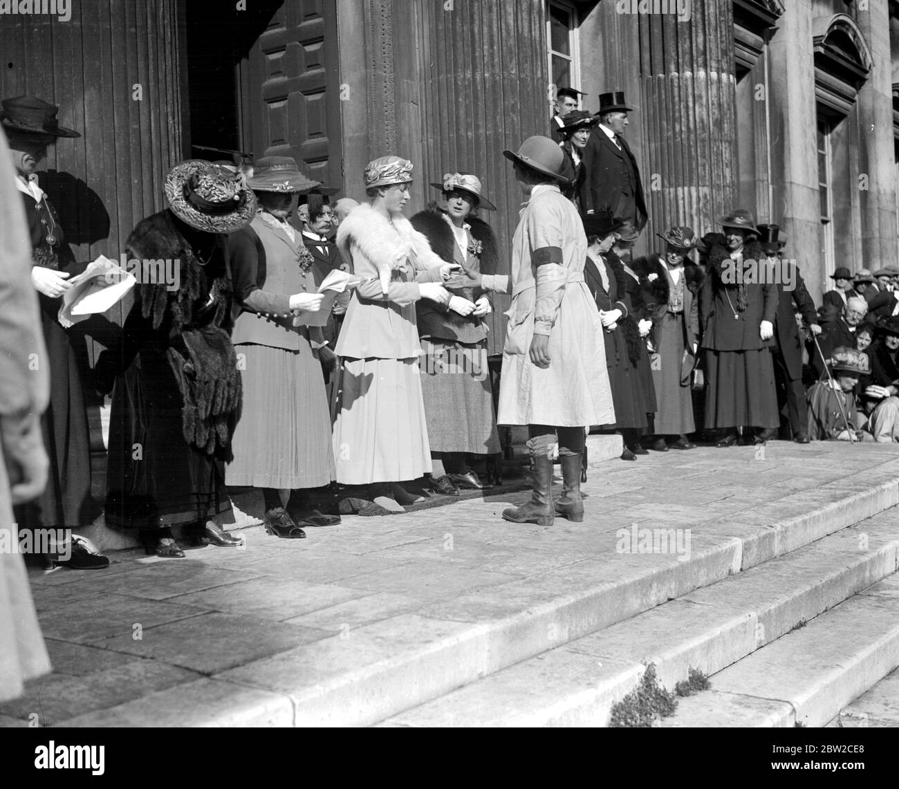 Prinzessin Mary überreicht Abzeichen und lange Service-Chevrons an Land Workers in Cambridge. 23 März 1918 Stockfoto