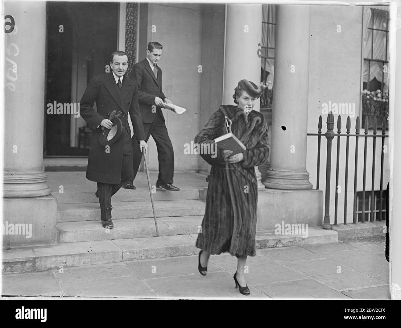 Lord Beatty verließ in Begleitung seiner Frau sein Londoner Zuhause in der Upper Belgrave Street, um auf der ersten Etappe der Weltrundfahrt, die er anstellt, an Bord des Linienschiffes Ile de France zu gehen, um nach der Erholung von seinem schweren Jagdunfall im Februar seine Genesung zu beenden. Foto zeigt: Lord und Lady Beatty verlassen ihre Londoner Heimat, um sich dem Kreuzfahrtschiff Ile-de-France anzuschließen. 19. Oktober 1938 Stockfoto